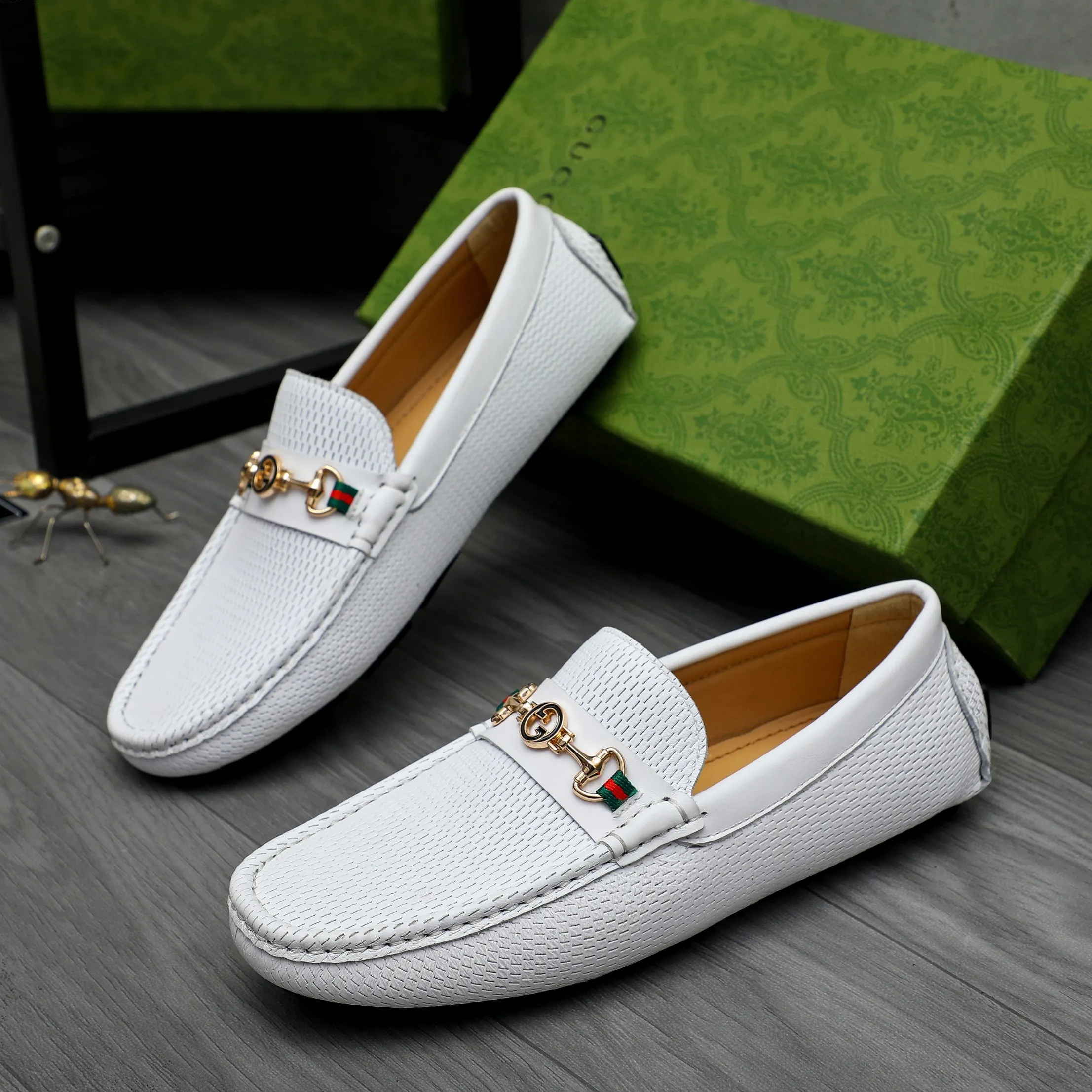 P420 Product trademark: GUCCI (Gucci) casual slip-on men's shoes Regular size: 38-44 Product materials: Selected hollow cowhide upper, sheepskin lining, original rubber outsole